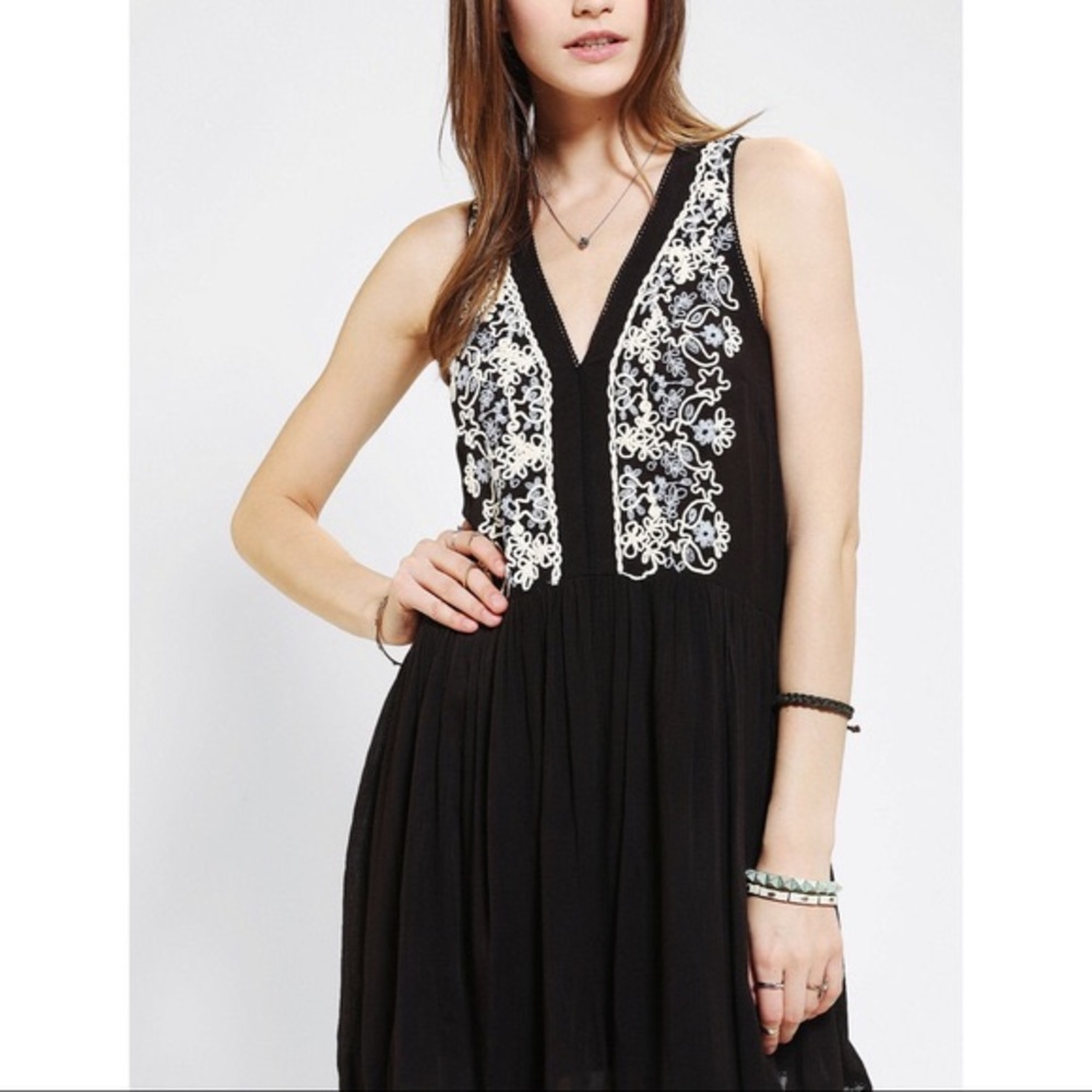 NWOT Ecote Black White Floral Embroidered Babydoll Dress Urban Outfitters Small